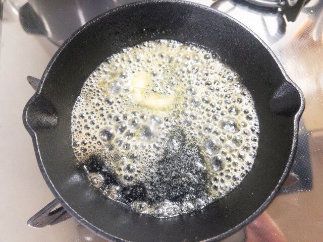 予熱が完了したスキレットをオーブンから取り出し、バターを入れて溶かします。