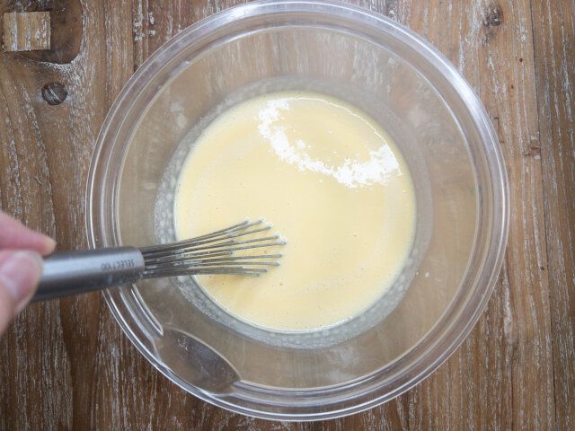 別のボウルにホットケーキミックスを入れ、①を2〜3回に分けて注ぎながら滑らかに混ぜ合わせます。