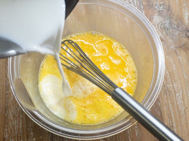 ボウルに卵を割り入れてよくほぐし、人肌に温めた牛乳を注いで混ぜ合わせます。
