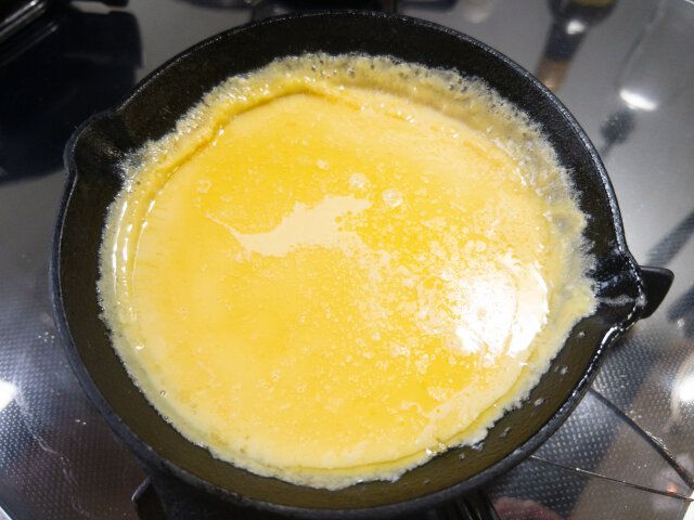 ②の生地を流し入れ、側面にも広げてオーブンに戻し、230℃のオーブンで12〜15分焼成します。