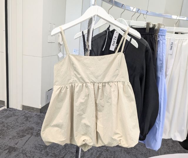 白のバブルヘムキャミソール