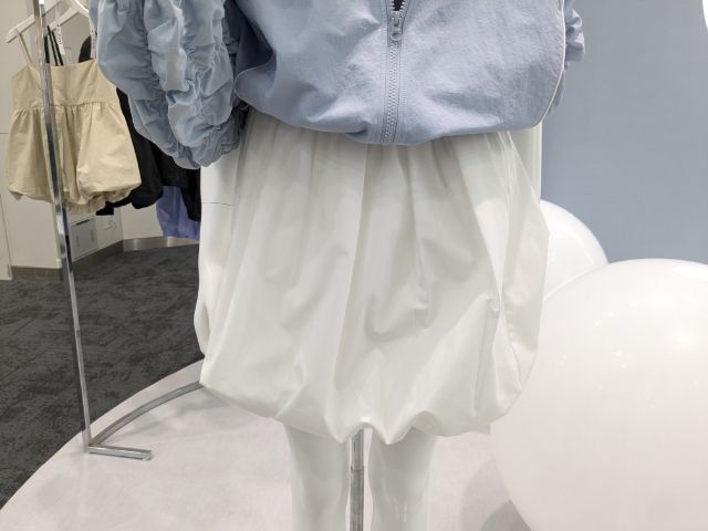 白のバブルヘムミニスカート