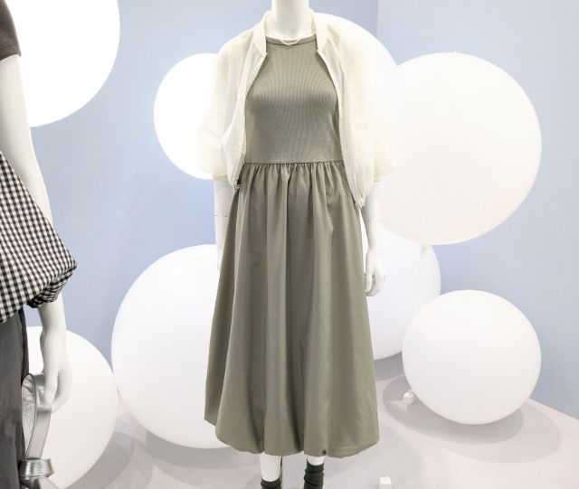 カーキのバブルヘムワンピースを着たコーデ