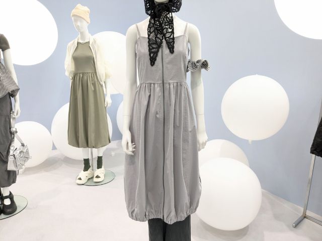 グレーのフロントジップバブルヘムワンピースを着たコーデ