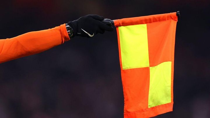 サッカー審判が選手を殴り、飛び蹴りを回避して反撃！集団乱闘で存在感をみせるも、懲戒処分に