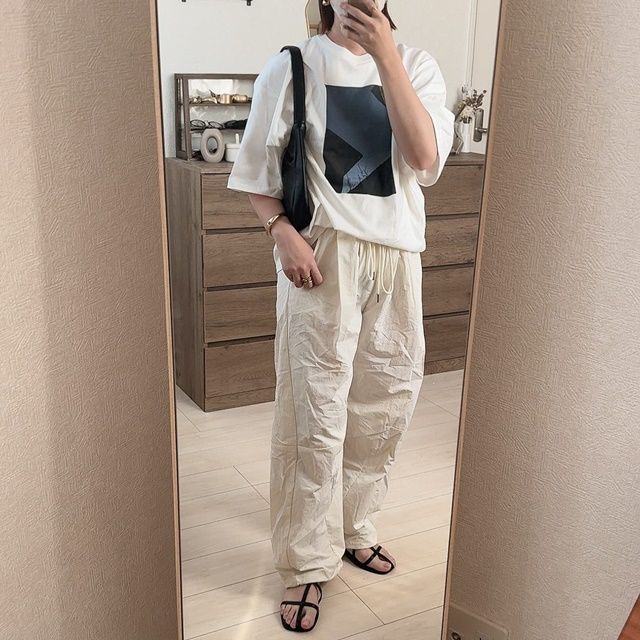 フォトプリントTシャツ×しまむらのホワイトの「ボリュームバレルレッグパンツ」