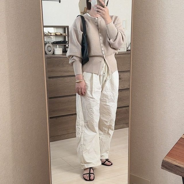 多ボタンメッシュカーディガン×しまむらのホワイトの「ボリュームバレルレッグパンツ」