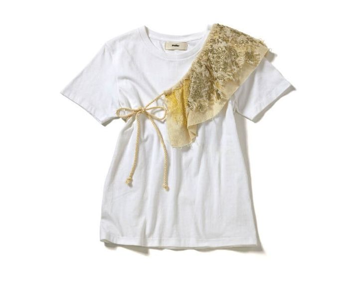 スパンコール刺繍が華やかな襟は、片側に肩掛けして斜めにつけたり、ウエストに巻きつけたりアクセ感覚で使える。襟付きTシャツ￥25,300（ミュラー オブ ヨシオクボ）