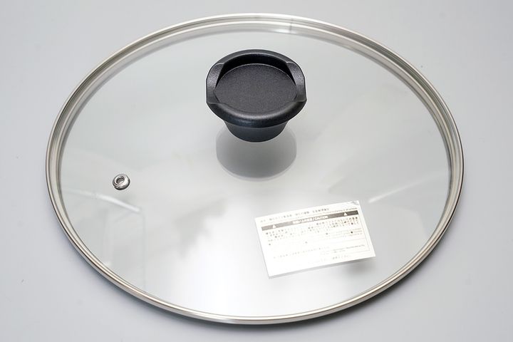 シンプル過ぎると言っても過言ではない付属のフタ。直径約24cmの鍋やフライパンに対応するので、我が家では流用されていることも多いのです。