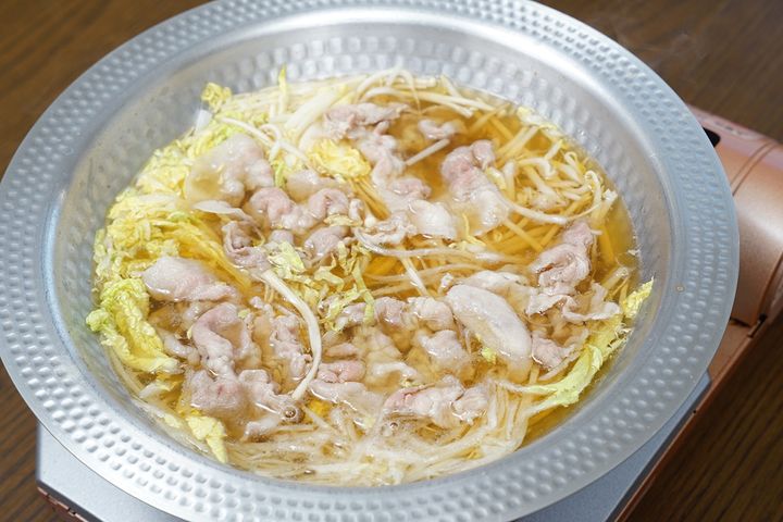 非常に簡単な鍋ですが、鍋の見た目のよさとスープのおいしさで、リーズナブルですが、高見えするように感じます。