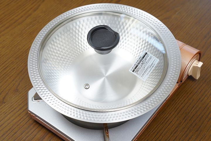 カセットガスコンロに乗せたところ。この姿だけでどうも食欲が湧いてくる気がします。食事にとって見た目は大切ということでしょう。