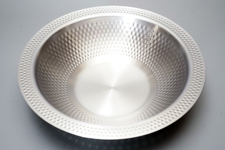 「SPしゃぶしゃぶ鍋」のアルミ鍋部分。これ以上シンプルにしようがないデザインに、制作時を彷彿させる槌跡のような装飾が秀逸。