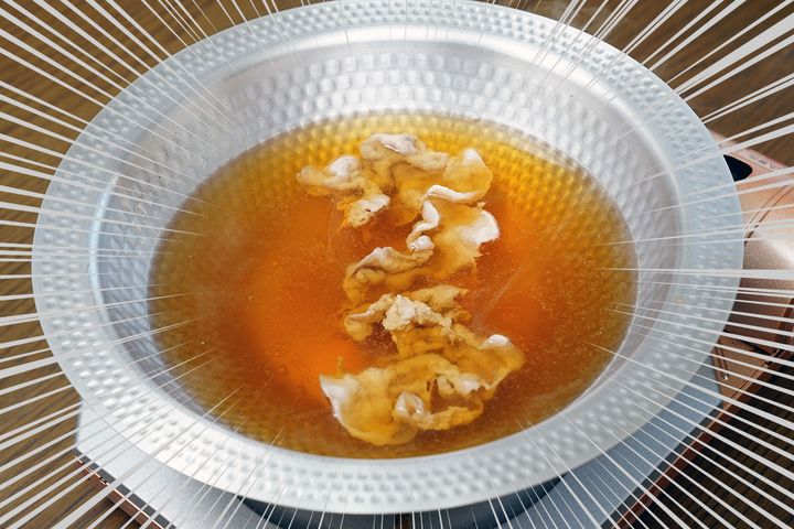 スタンダードプロダクツの「しゃぶしゃぶ鍋（24cm、直火）」。パッケージにも明記されているとおり税込1,100円です。