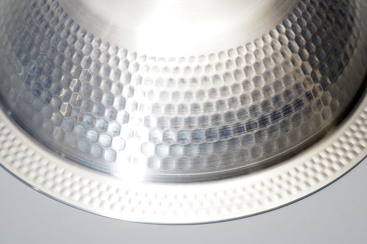 鍋のフチの裏側部分にも、不要な突起や装飾などもなく、おかげで洗うのがとても簡単。そのため後片付けも楽なわけです。