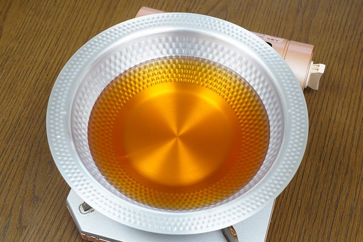 銀色の鍋に注いだ琥珀色というか、黄金色のスープのコントラストが非常に映えます。食欲をそそる鍋です。