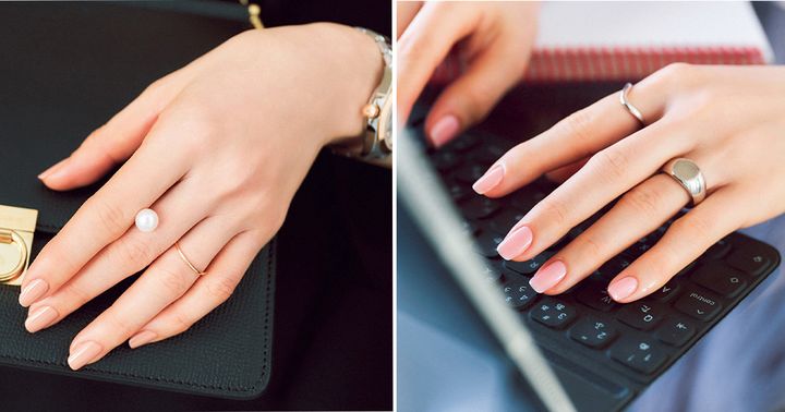 ピンクとベージュのネイルカラーを塗ったママの手元