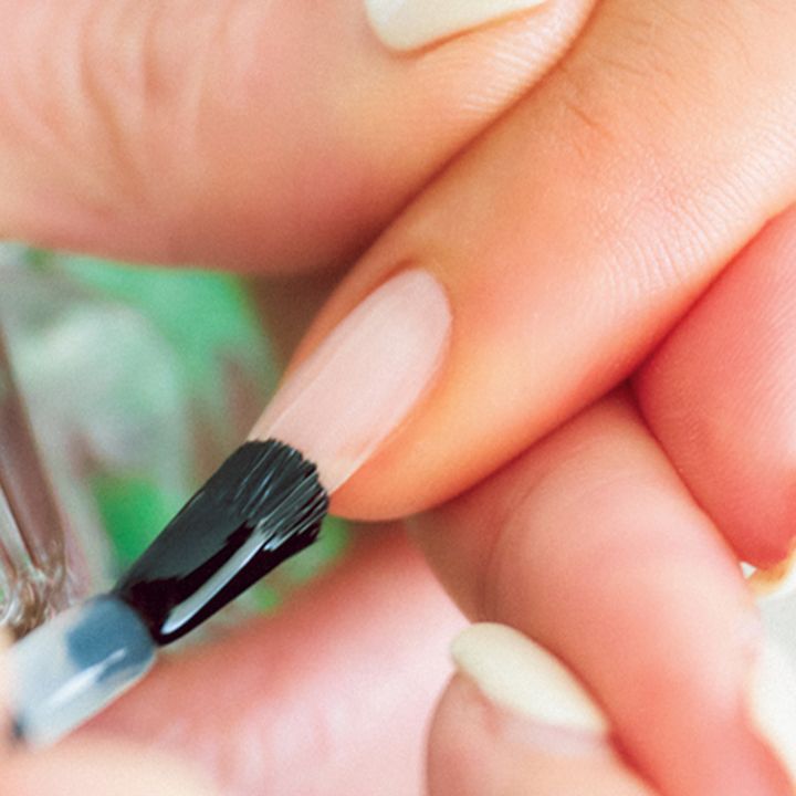 トップコートを塗っているイメージ