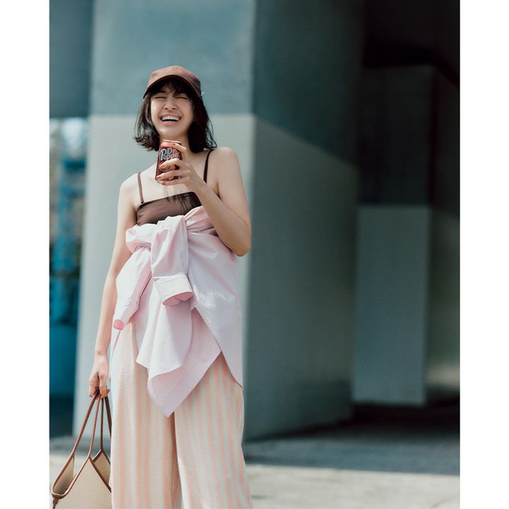 ヘルシーな質感のキャミ, キャミソールにシャツを羽織ったコーデ