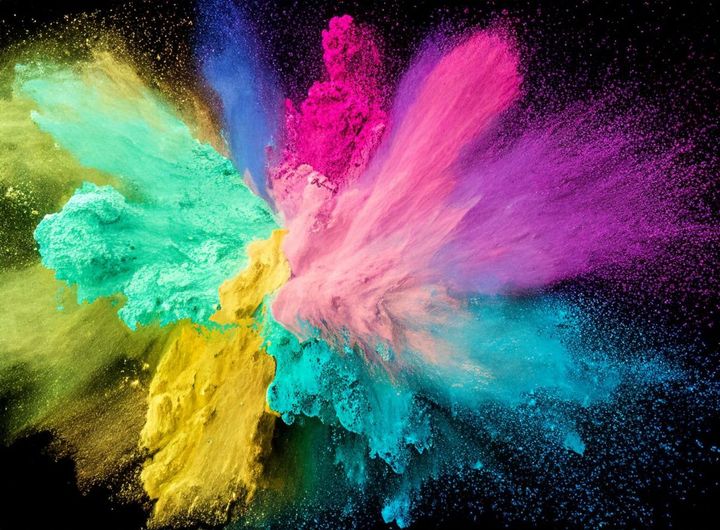 黒い背景にカラフルな粉の爆発