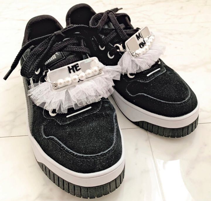 新作のシューレースチャーム。シンプルなシューズがたちまち華やかに！