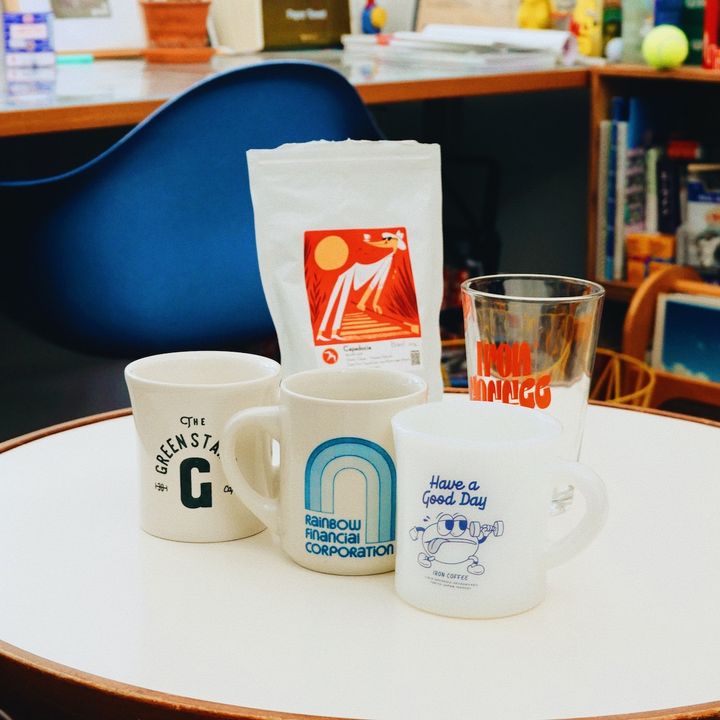 コーヒーショップのマグカップ