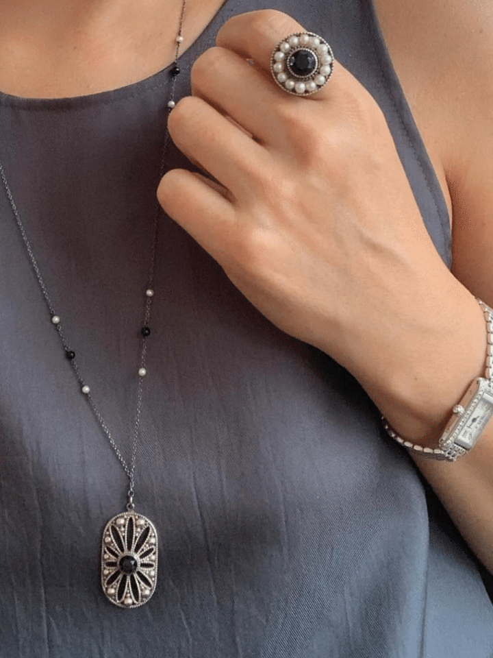 ティファニーのシルバージュエリー。ウォッチは、カルティエ