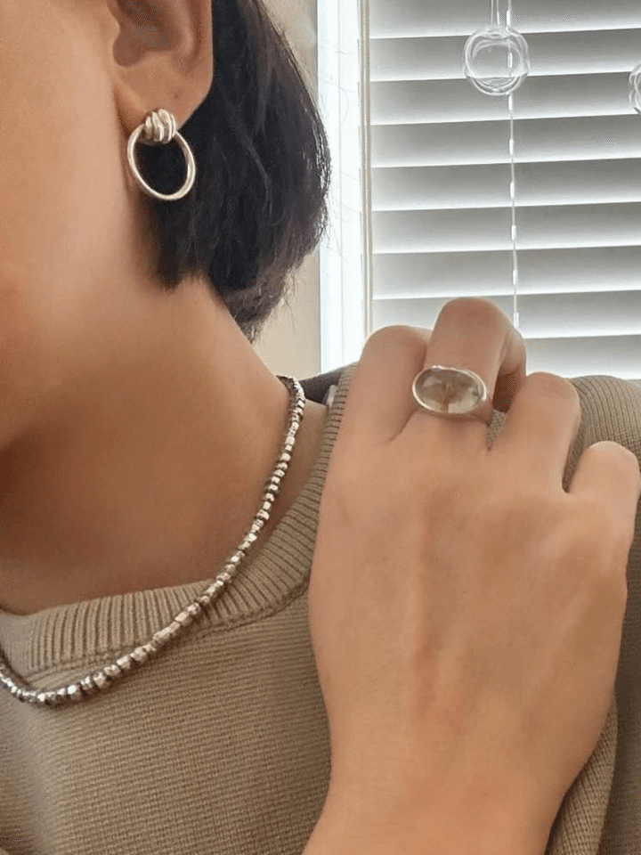 DoDoのピアスとネックレス。リングはマリハ