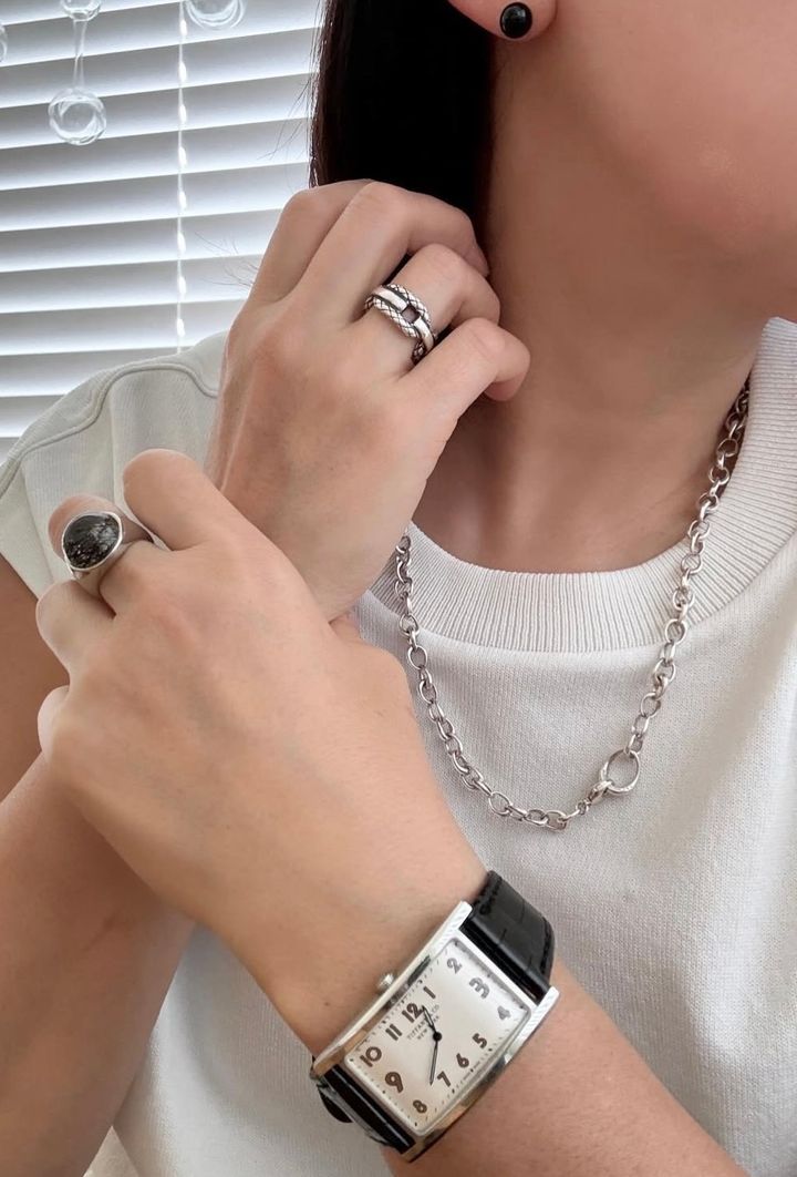 ジョージ ジェンセンのネックレス。中指のリングはマリハ、薬指のリングはボッデガ・ヴェネタ、ピアスはノーブランド。ウォッチはティファニー