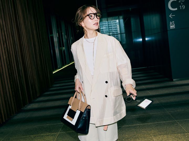 白Tシャツとハーフパンツにサクラのシアー素材のジャケットを羽織ってピエールアルディのブロック配色のバッグを持ってメガネをかけた辻元舞さん
