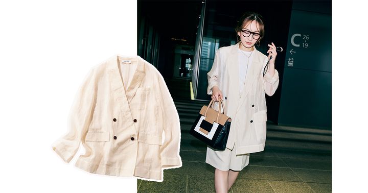 白Tシャツとハーフパンツにサクラのシアー素材のジャケットを羽織ってピエールアルディの配色バッグを持った辻元舞さん