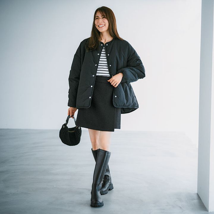 雨の日におすすめのシャカシャカ素材のブルゾン×スコート×ロングブーツの笹川友里さん