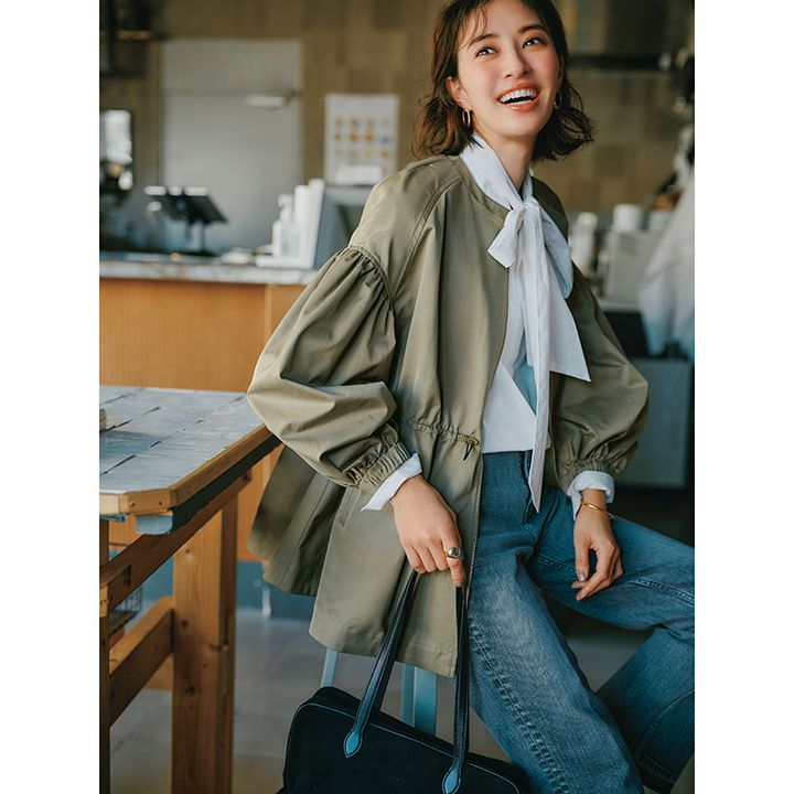 雨の日におすすめの撥水ギャザーブルゾン×ボウタイブラウス×デニムの岡本あずささん