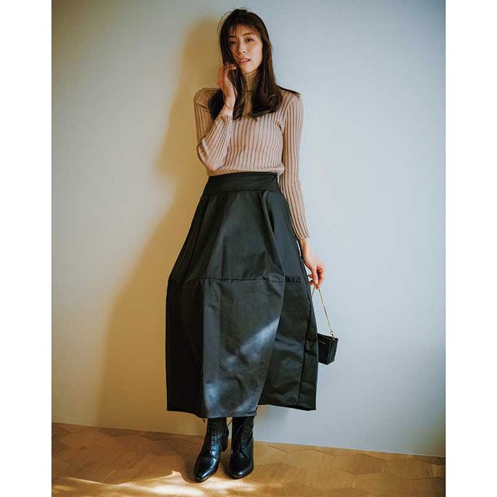 雨の日におすすめの黒スカート×タートル×黒ブーツの笹川友里さん