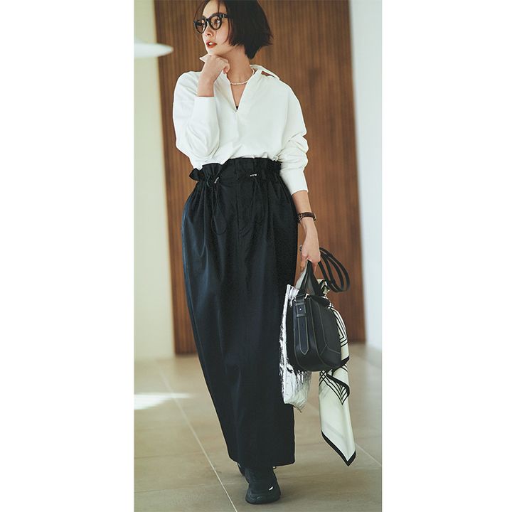 雨の日におすすめの黒スカート×ラガーシャツの浅見れいなさん