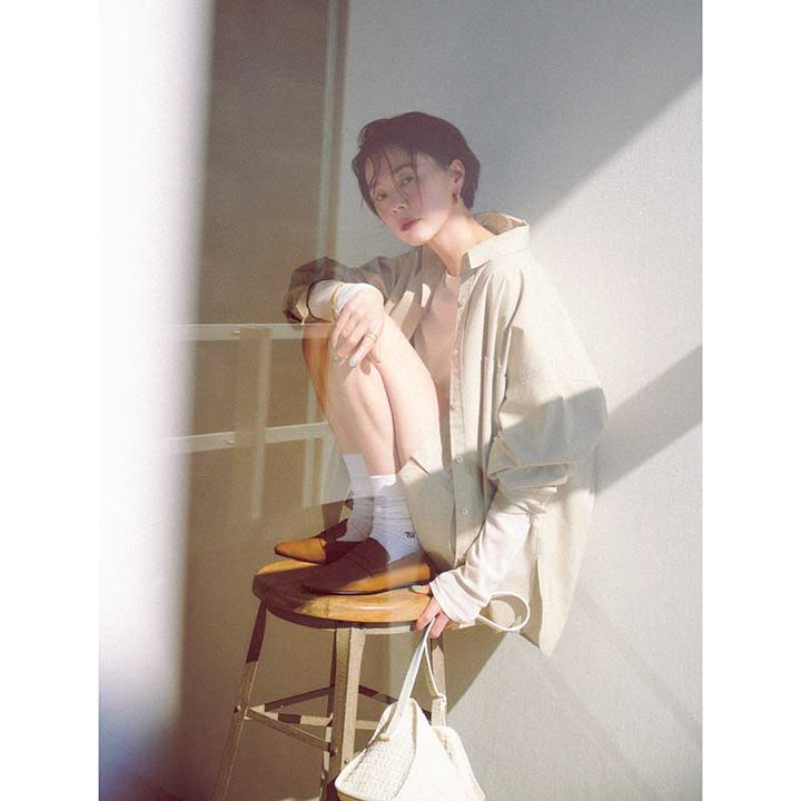 雨の日におすすめの撥水セットアップを着た浅見れいなさん