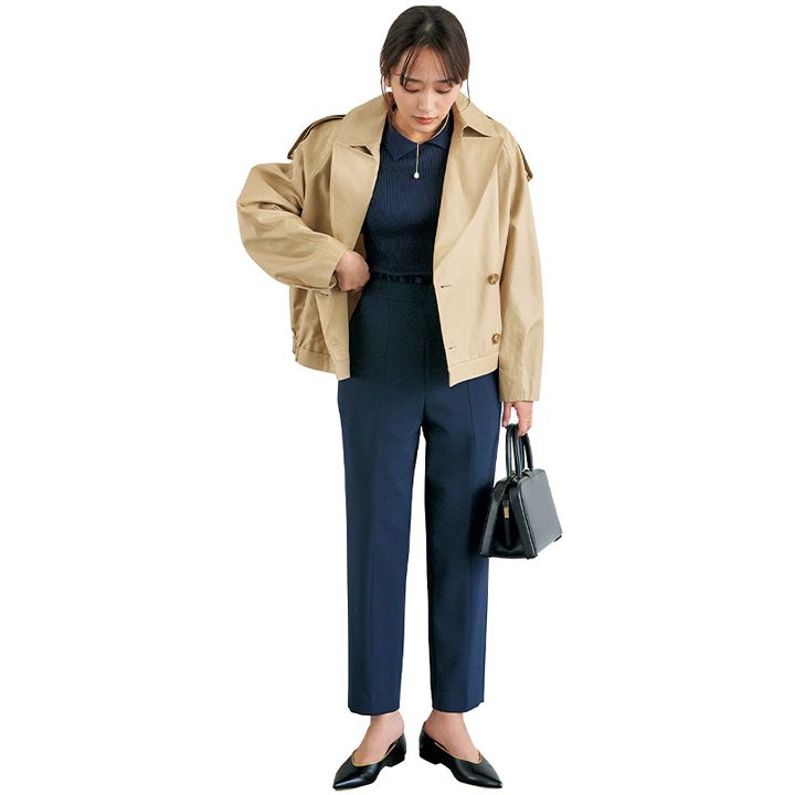 雨の日におすすめのポロニット×紺パンツ×ショートコートを羽織った近藤千尋さん