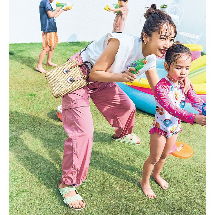 雨の日におすすめの撥水ピンクパンツ×スウェットノースリトップスの近藤千尋さん