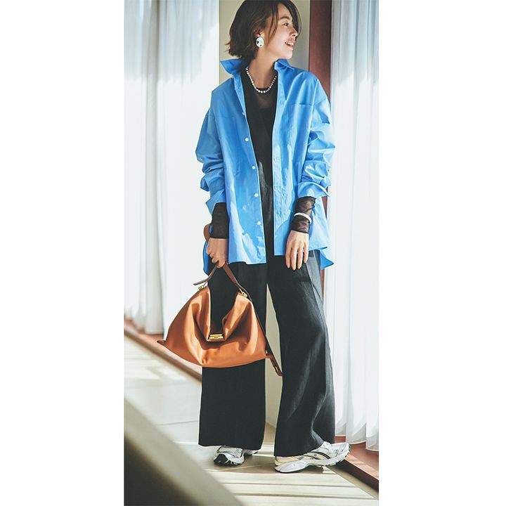 雨の日におすすめのシアーカットソー×黒パンに青シャツを羽織った浅見れいなさん