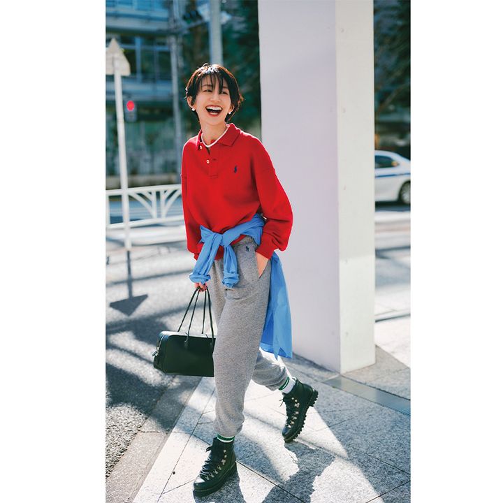 雨の日におすすめの赤いスウェットトップス×スウェットパンツ×シャツを腰に巻いた神山まりあさん