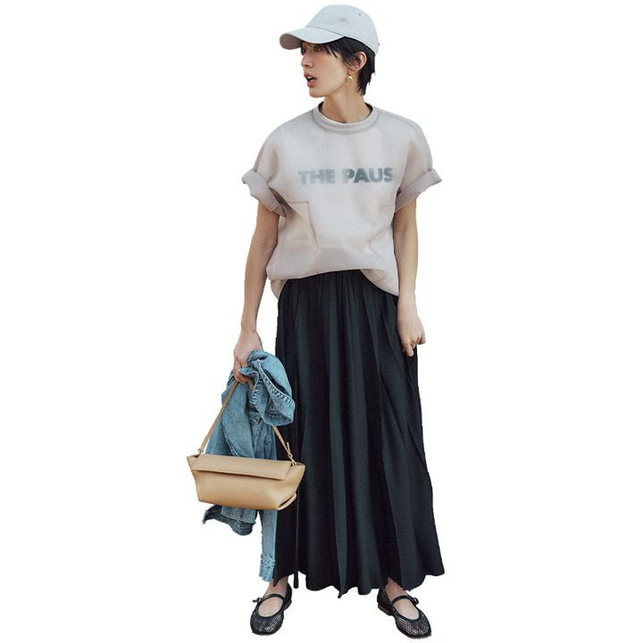 雨の日におすすめのロゴT×シアーT×黒スカート×キャップの神山まりあさん