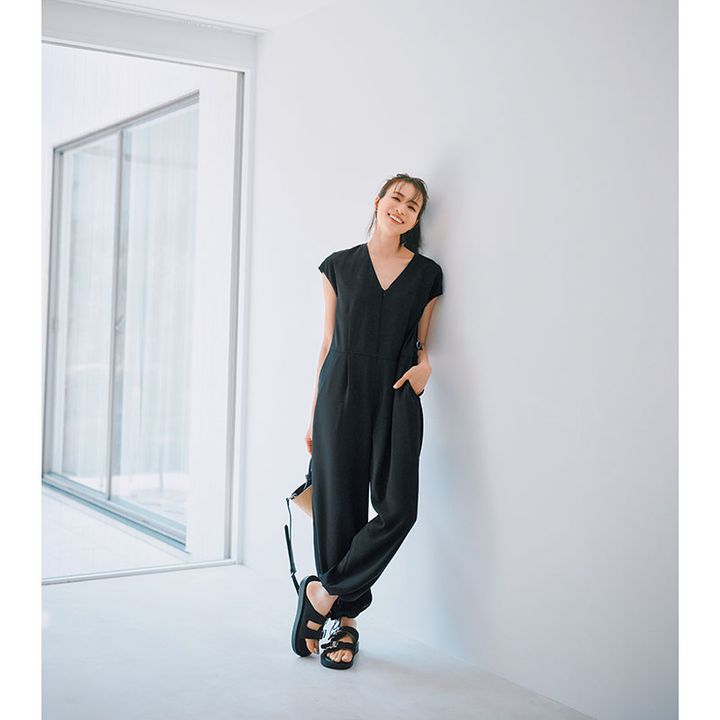 雨の日におすすめのオールインワン×サンダルの笹川友里さん