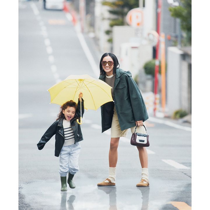 雨の日におすすめのブルゾン×ハーフパンツの木佐貫まやさんと傘をもったキッズモデルが笑っている画像