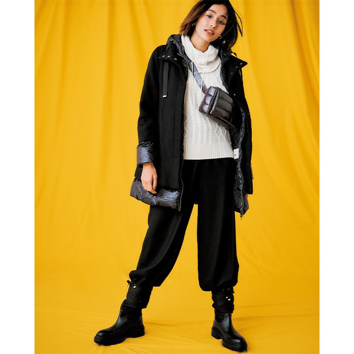 雨の日におすすめのタートルネック×黒パンツ×ダウン×黒ブーツの木佐貫まやさん