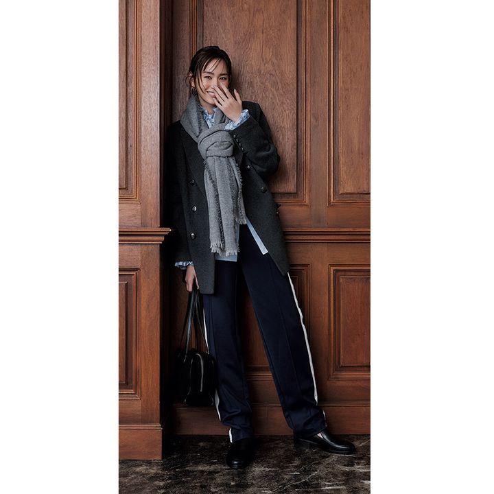 雨の日におすすめのトラックパンツ×ジャケットコート×ストールを巻いた桐谷美玲さん