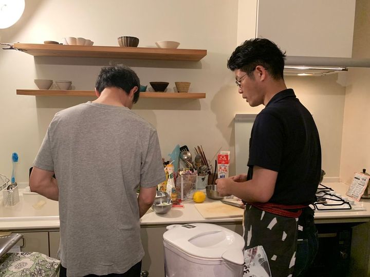 右が筆者。友人夫妻の旦那さんと男子2人で厨房に入って料理しました