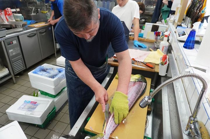 シイラの体表にはヒスタミン中毒を引き起こす細菌が付着していることがある。鱗を引く場合は皮をキレイに水洗いしてよく拭くこと。今回は皮ごと除去しました