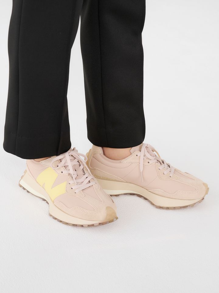 クラウドチームVERY宮澤美那の春コーデのスニーカーはニューバランス