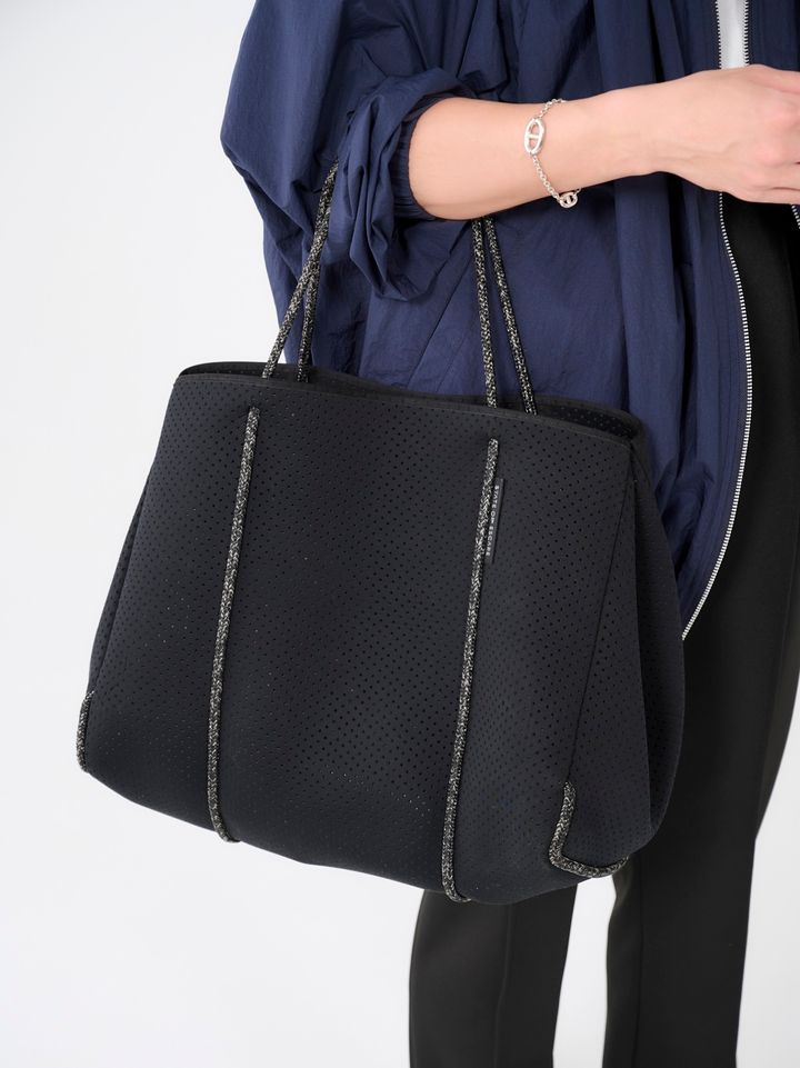 クラウドチームVERYの酒井理央の春コーデのバッグはステートオブエスケープ