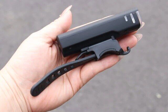 ダイソーのオーム電機のセンサー付き自転車ライト