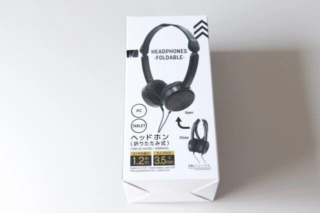 ダイソーのヘッドホン（折りたたみ式）のパッケージ